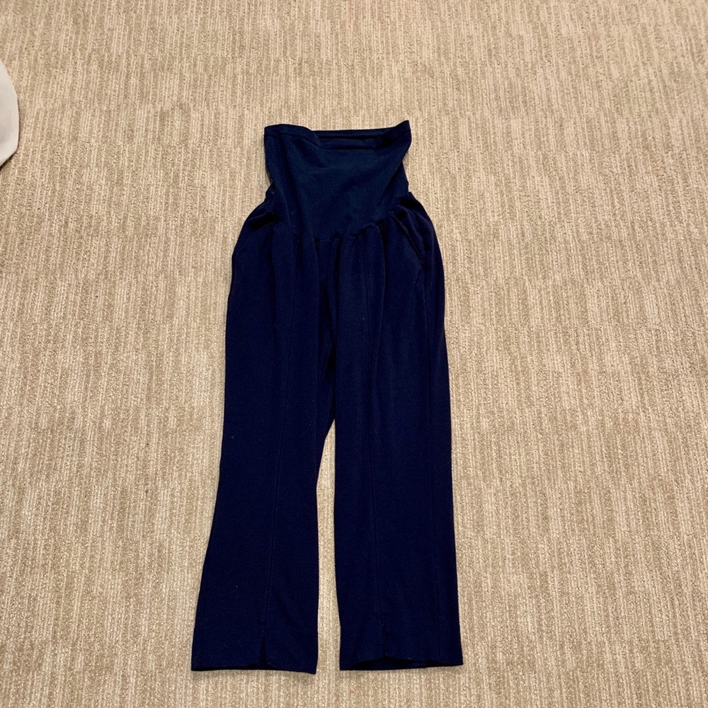 NWOT Motherhood Maternity navy Capri pants. XL